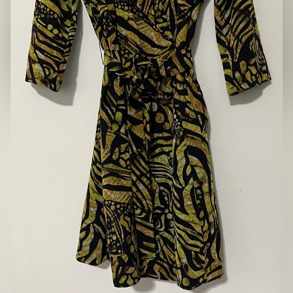 Stylish Long Sleeve Dress with Bold Pattern - Picture 7 of 9